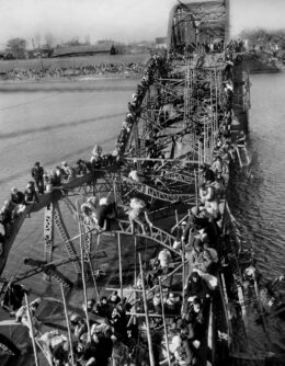 Korean War Refugees Flee