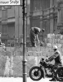 Bau der Berliner Mauer – Bernauer Straße