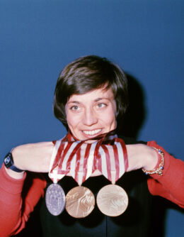 Olympia Innsbruck 1976 – Rosi Mittermaier mit Medaillen
